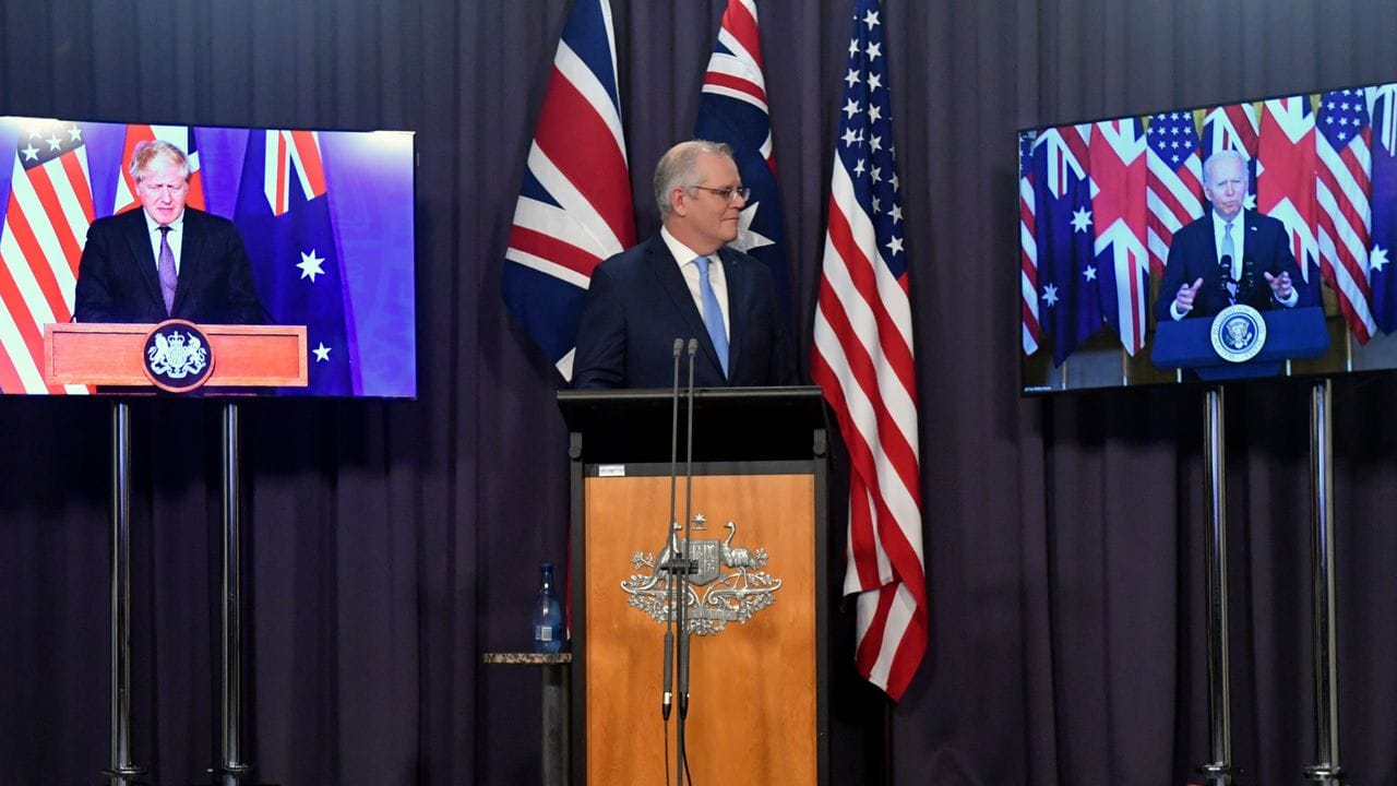 Australiens Premier Scott Morrison (M) ist in Canberra in einer Videoschalte mit seinem britischen Amtskollegen Boris Johnson (l) und US-Präsident Joe Biden verbunden.