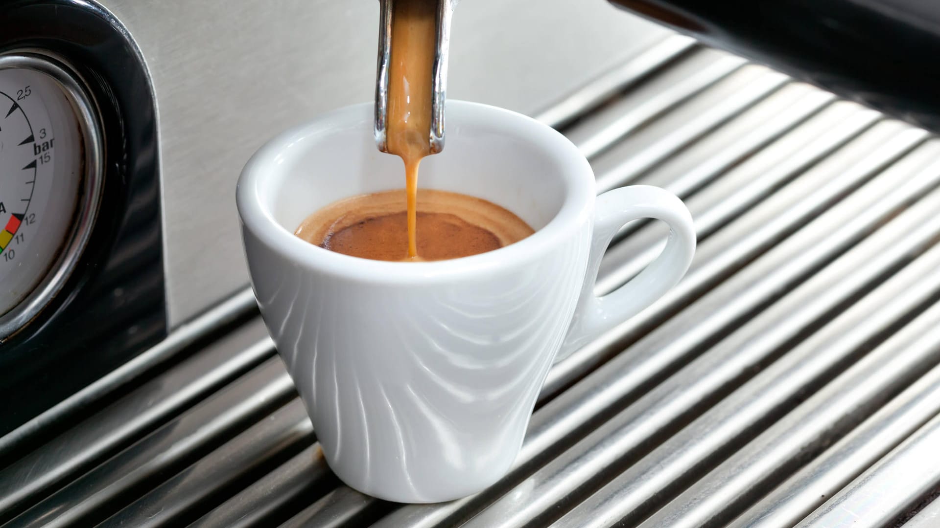 Espresso: Durch die andere Röstung reizt Espresso den Magen weniger.