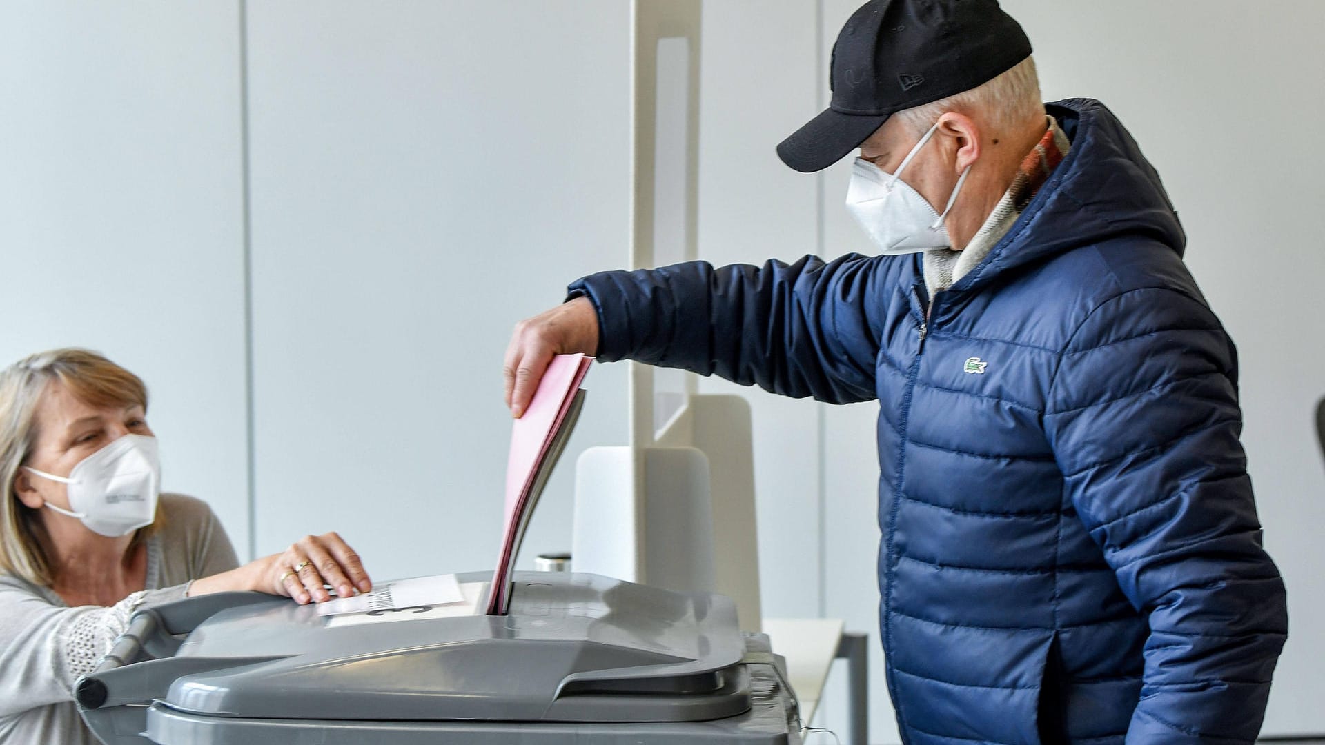 Stimmabgabe (Symbolbild): Um im Wahllokal das Kreuz setzen zu können, reicht das Tragen einer Maske. Stimmabgabe (Symbolbild): Um im Wahllokal das Kreuz setzen zu können, reicht das Tragen einer Maske.