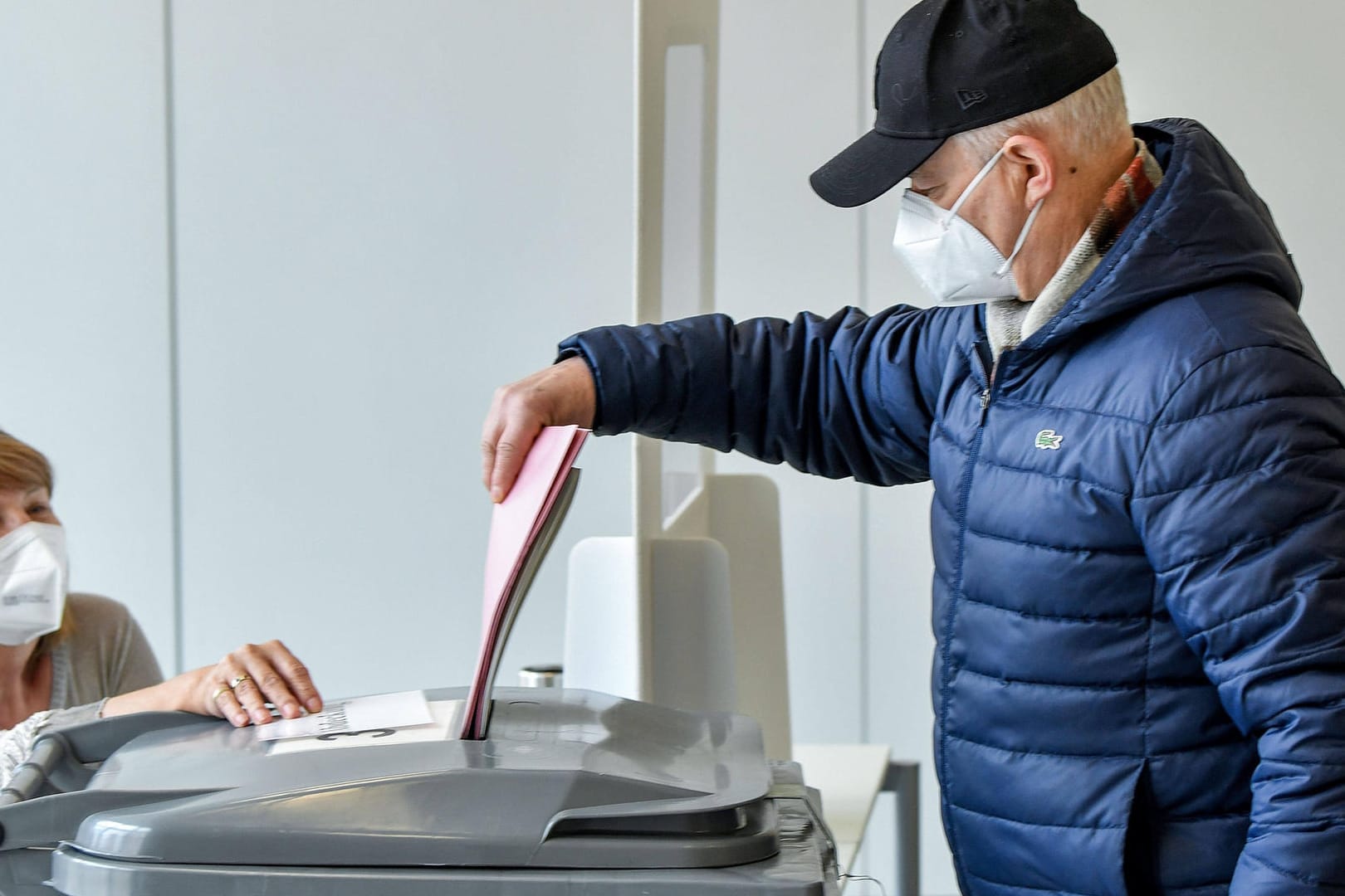 Stimmabgabe (Symbolbild): Um im Wahllokal das Kreuz setzen zu können, reicht das Tragen einer Maske.