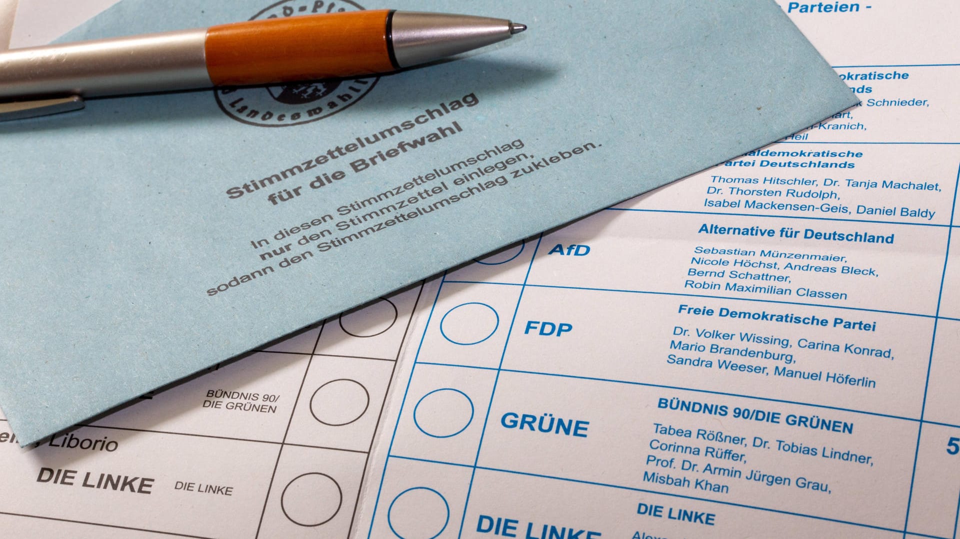 Stimmzettel und Umschlag für die Briefwahl: Dieses Verfahren erschwert die "Exit Polls" am Wahltag. Stimmzettel und Umschlag für die Briefwahl: Dieses Verfahren erschwert die "Exit Polls" am Wahltag.