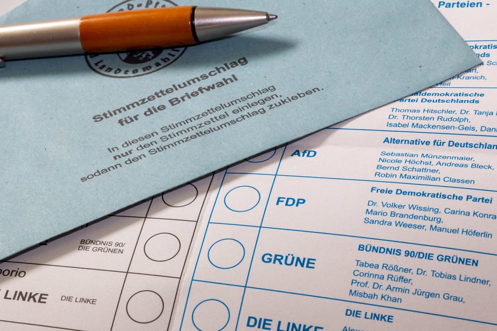Stimmzettel und Umschlag für die Briefwahl: Dieses Verfahren erschwert die "Exit Polls" am Wahltag.