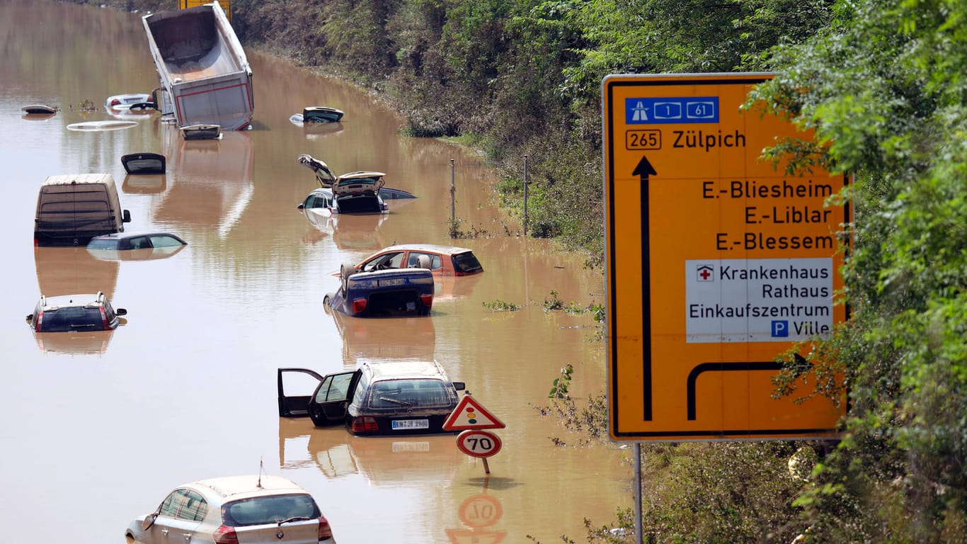 Bei der Flutkatastrophe in Erftstadt versunkene Fahrzeuge: "katastrophalen Folgen für Menschen und den Planeten".