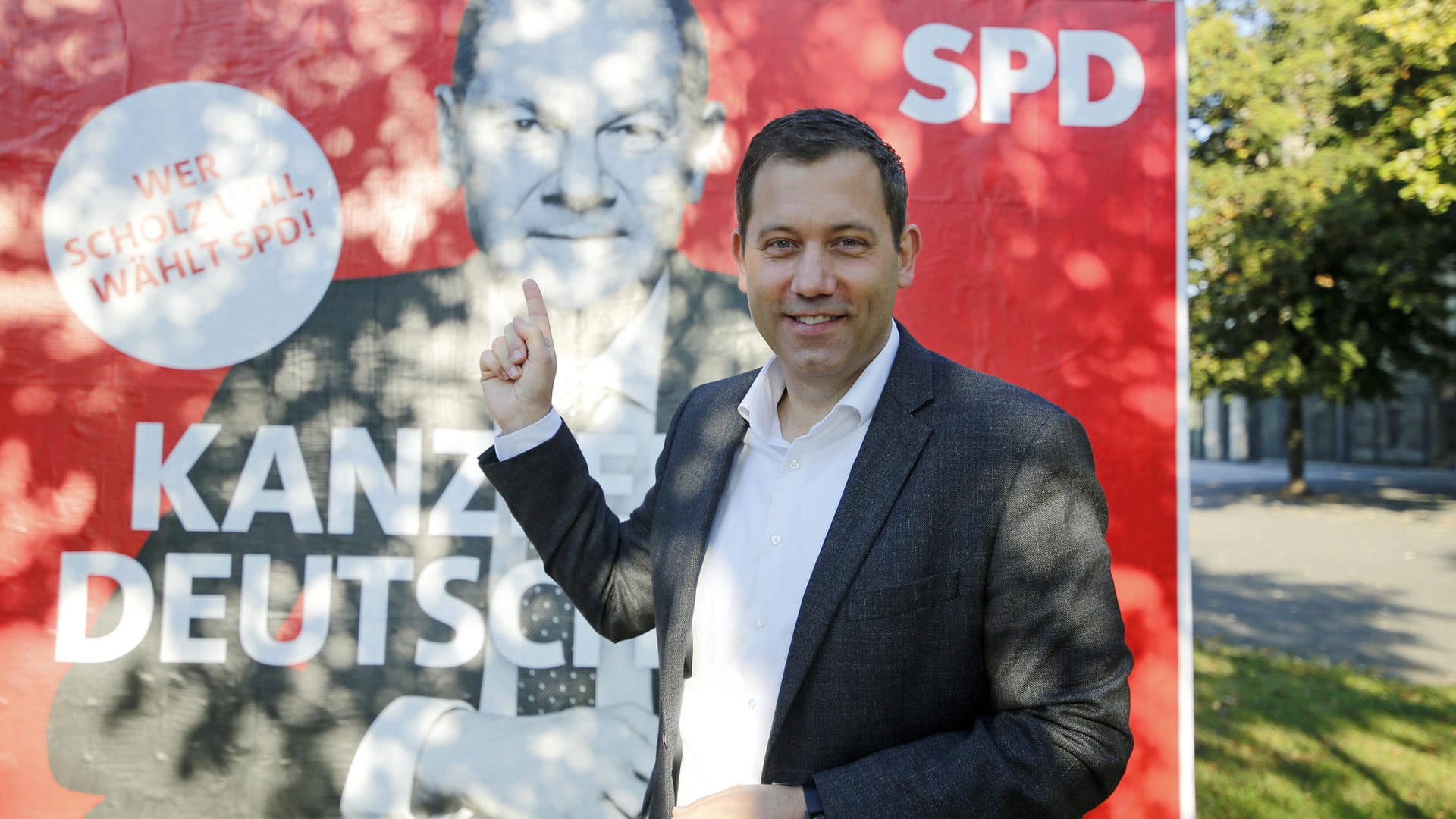 Lars Klingbeil mit dem "Kanzler für Deutschland"-Plakat.
