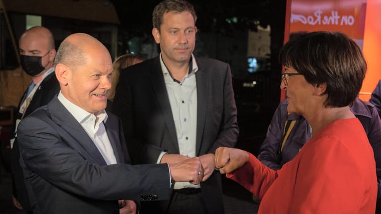 Kanzlerkandidat Olaf Scholz mit Parteichefin Saskia Esken und Generalsekretär Lars Klingbeil nach dem zweiten TV-Triell.