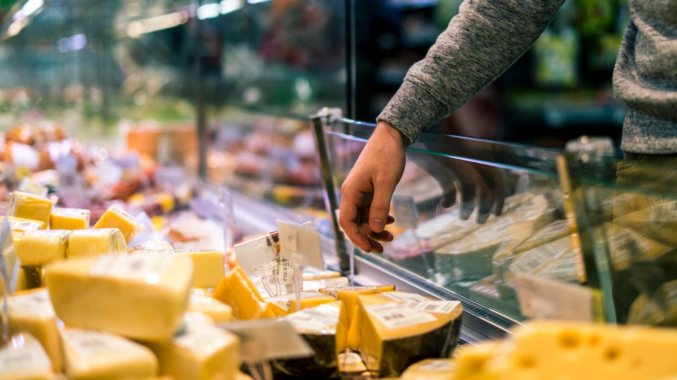 Käsetheke: Die Verbraucherzentrale Bayern verweist beim Kauf offener Lebensmittel auf die Kontrollwagen im Supermarkt.