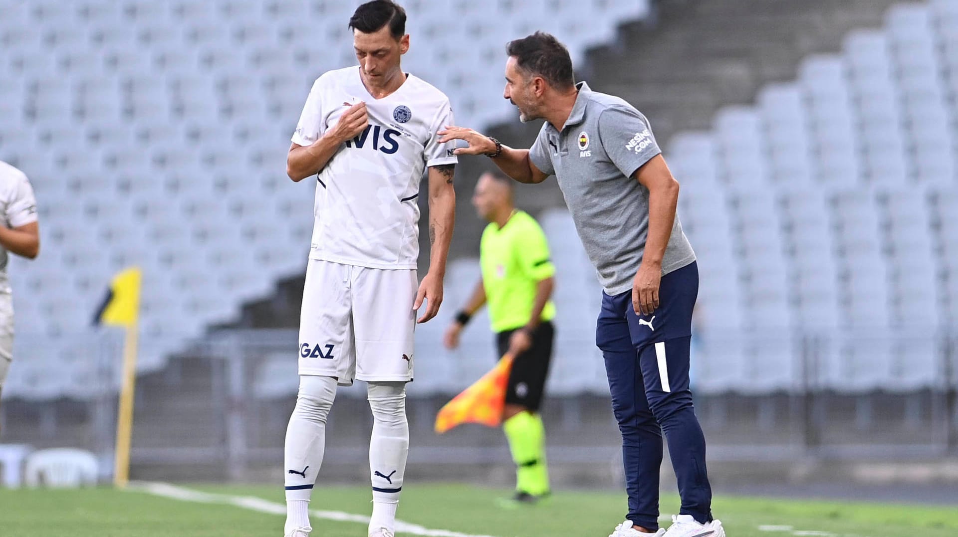 Mesut Özil (l.) fremdelt noch mit dem System seines Trainers Vitor Pereira.