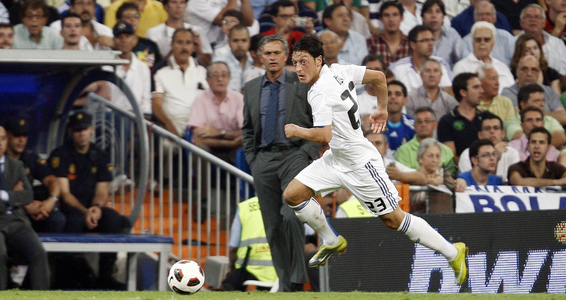...Real Madrid mit Startrainer José Mourinho. Bei den Spaniern avancierte der heute 32-Jährige zum Weltstar. Für die Königlichen absolvierte er insgesamt 159 Spiele, schoss 27 Tore und gab 80 Vorlagen. Dennoch trennten sich im Sommer 2013 die Wege und Özil schloss sich...