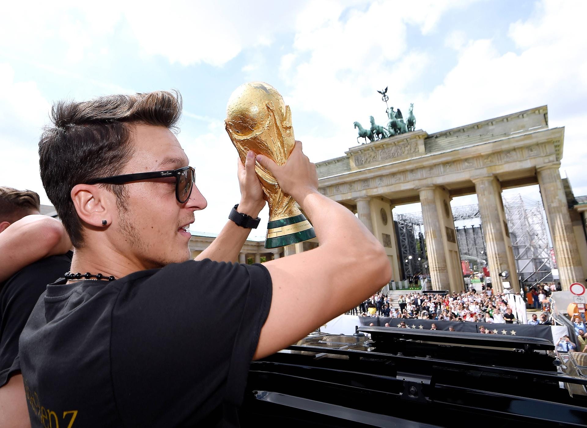 ...holte er mit der DFB-Elf den WM-Titel – und feierte diesen gebührend mit den Fans am Brandenburger Tor in Berlin. Vier Jahre später dann der unschöne Abschied von der Nationalmannschaft. Nach dem Vorrundenaus in Russland beendete Özil seine Karriere im DFB-Dress – und brach auch mit Trainer Joachim Löw.