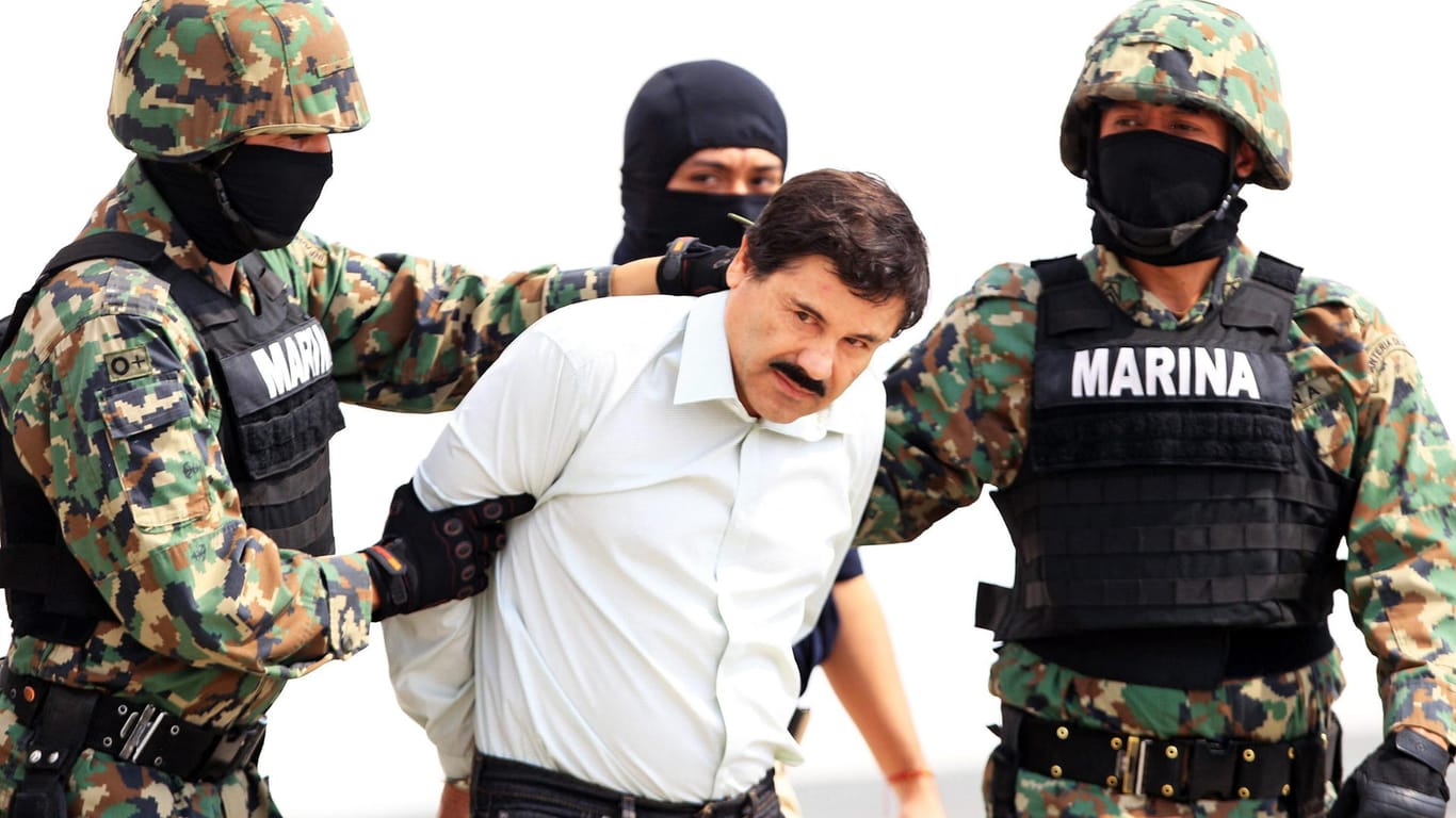 Joaquin "El Chapo" Guzmán (M.) bei seiner Festnahme 2014: Wenige Tage zuvor war er seinen Verfolgern durch eine Luke unter seiner Badewanne entkommen.