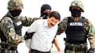 Joaquin "El Chapo" Guzmán (M.) bei seiner Festnahme 2014: Wenige Tage zuvor war er seinen Verfolgern durch eine Luke unter seiner Badewanne entkommen.