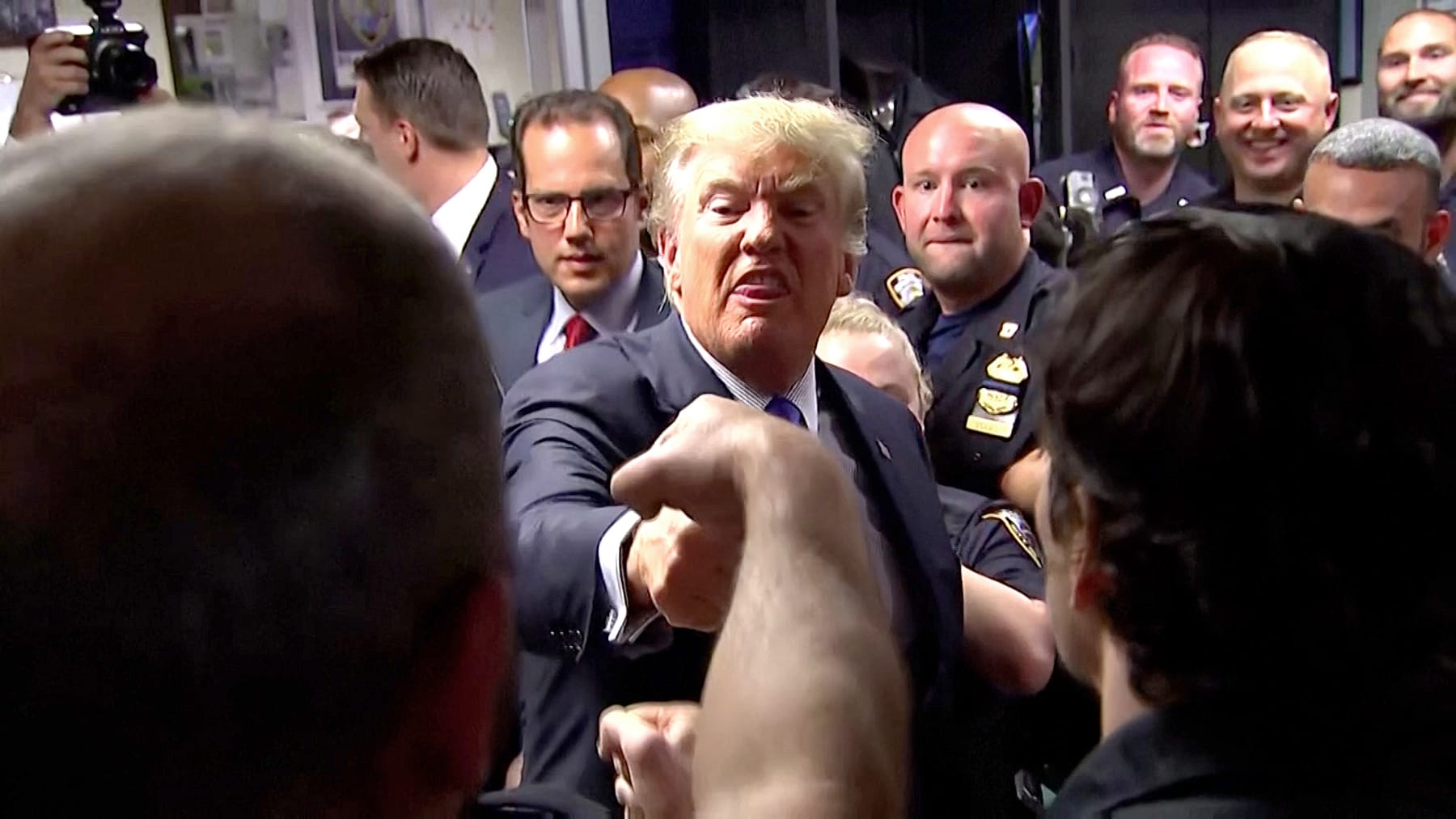 Schock Aussage So Empören Sich Deutsche Politiker Über Trumps Geschenk Im Zollstreit Mit Den Usa - fpgp4b0