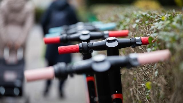 E-Scooter auf dem Gehweg