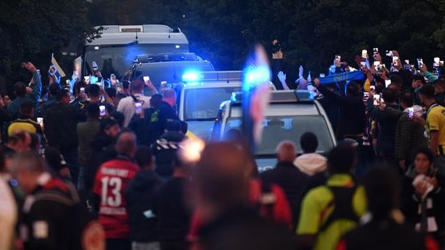 Fans von Fenerbahce vor dem Europa-League-Spiel in Frankfurt