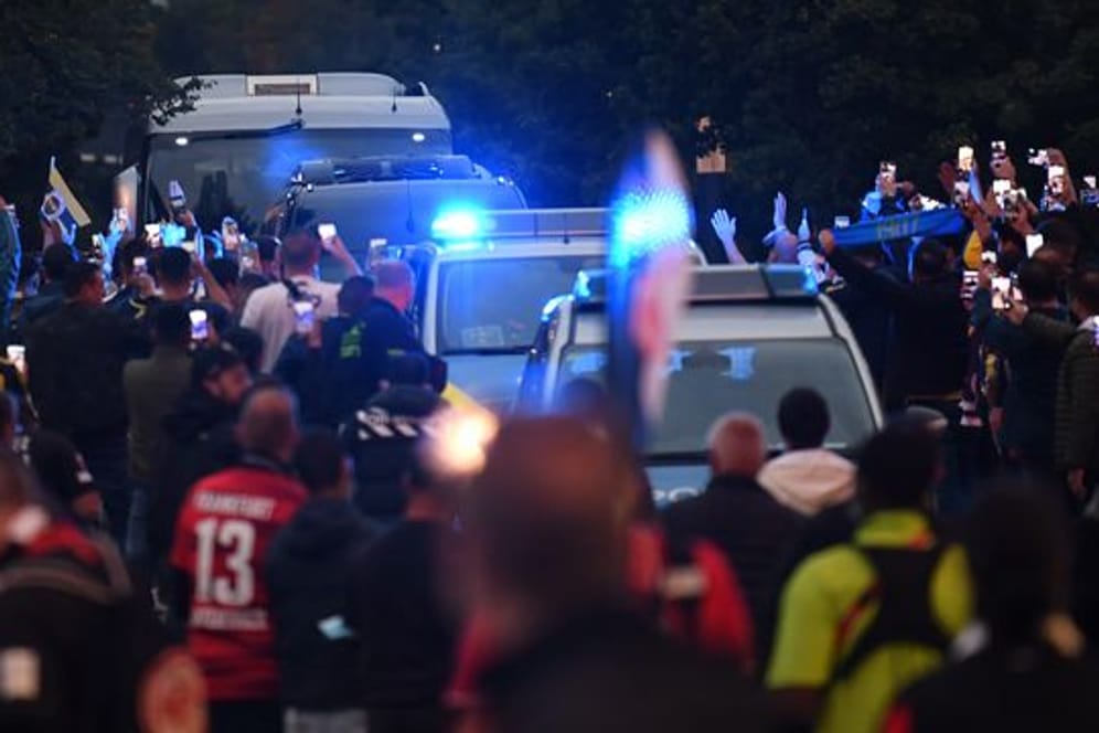 Fans von Fenerbahce vor dem Europa-League-Spiel in Frankfurt