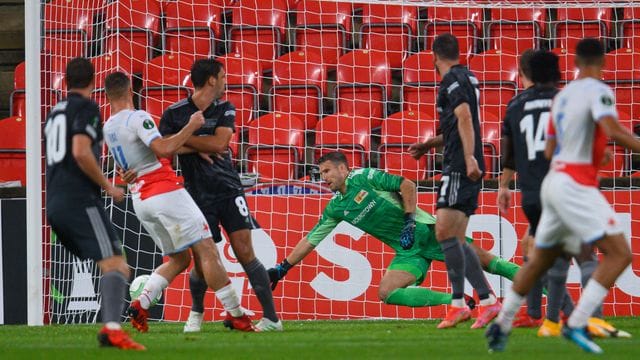 Luthe kann den Treffer zum 1:0 für Prag nicht verhindern Luthe kann den Treffer zum 1:0 für Prag nicht verhindern