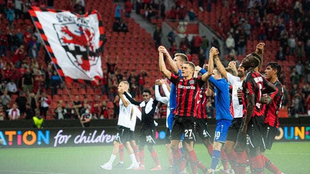 Die Leverkusener Spieler jubeln nach der Partie mit den Fans.