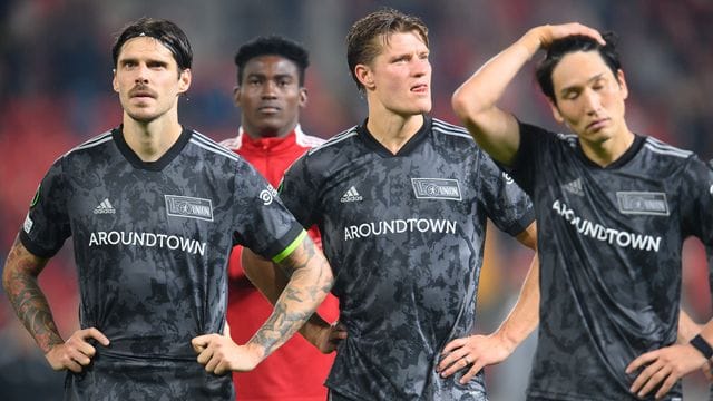 Nach der Niederlage bei Slavia Prag werden die enttäuschten Spieler vom 1. Nach der Niederlage bei Slavia Prag werden die enttäuschten Spieler vom 1.