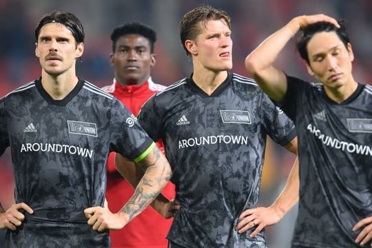 Nach der Niederlage bei Slavia Prag werden die enttäuschten Spieler vom 1.