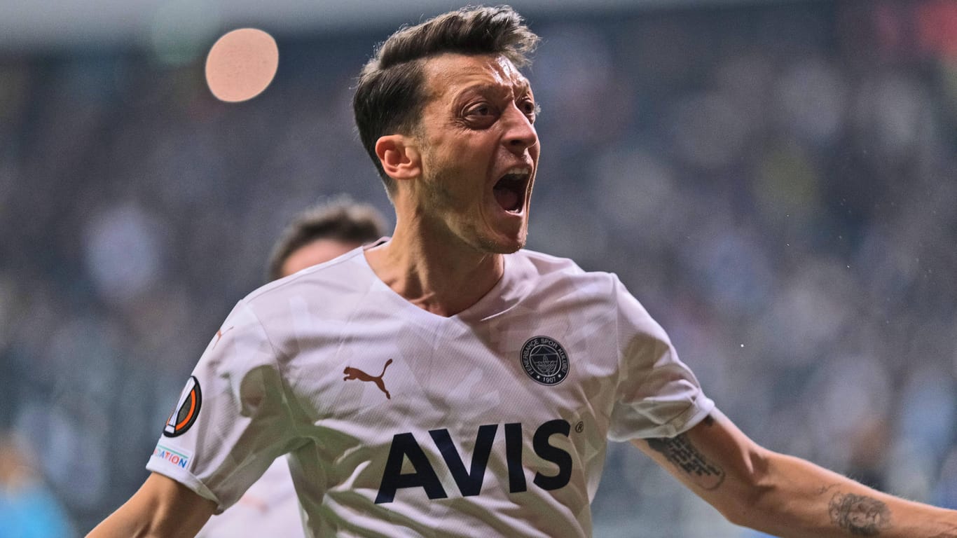 Mesut Özil: Der Deutsche erzielte das 1:0 bei Eintracht Frankfurt.