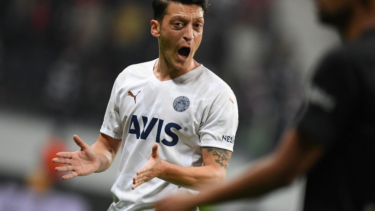 Erzielte für Fenerbahce Istanbul das 1:0 gegen Eintracht Frankfurt: Mesut Özil jubelt.