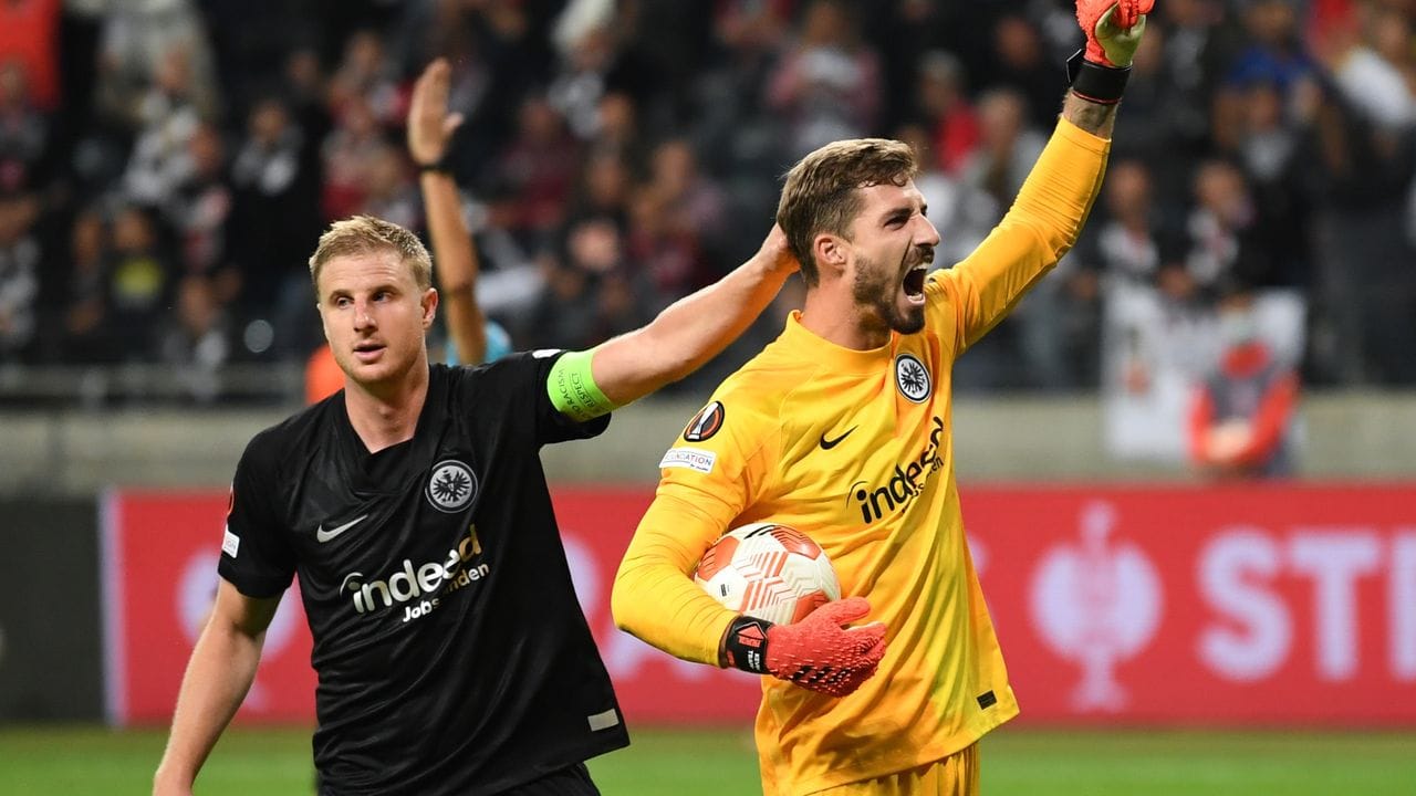 Frankfurts Torwart Kevin Trapp (r) und Martin Hinteregger jubeln nach VAR-Entscheidung.