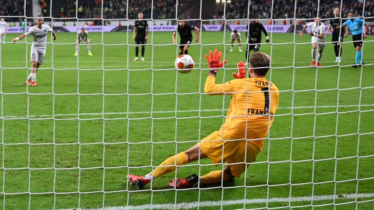 Frankfurts Torwart Kevin Trapp (r) hält den Elfmeter von Istanbuls Dimitrios Pelkas.