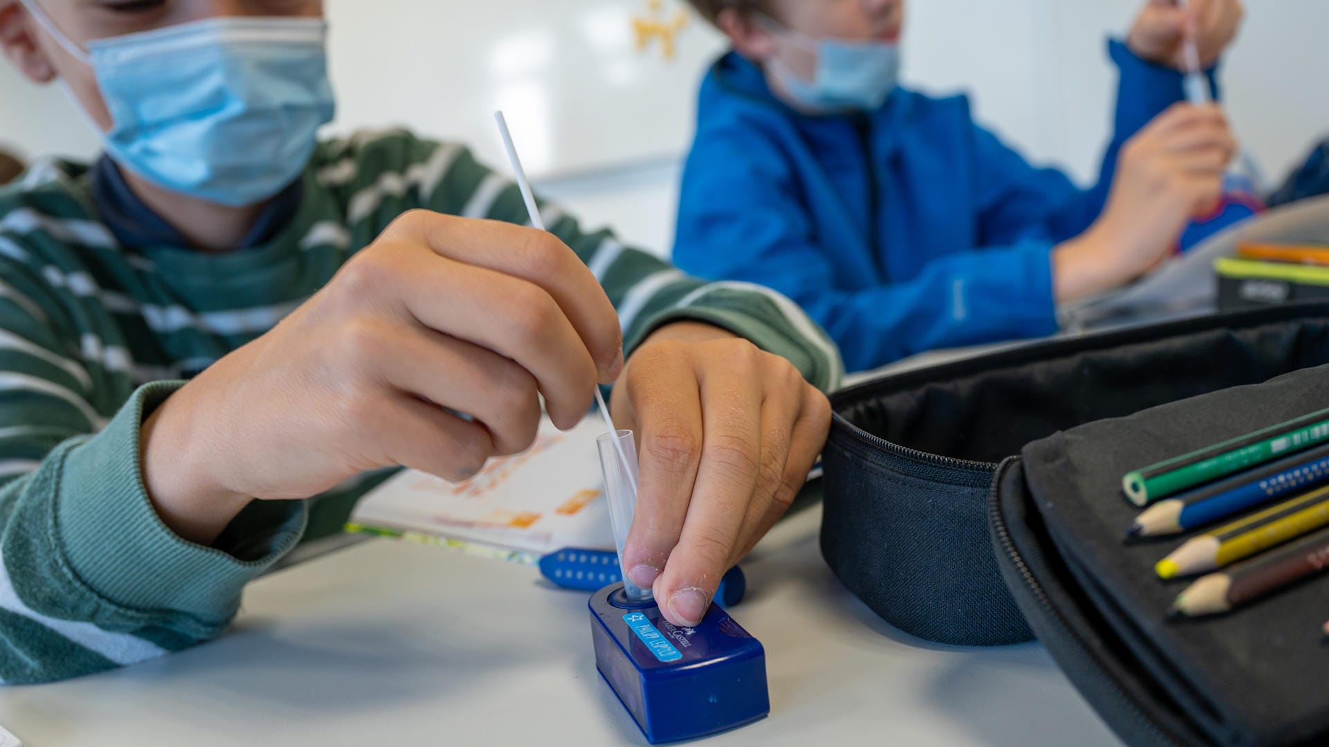 Schüler machen in Bayern einen Covid-Schnelltest: Die Inzidenz steigt derzeit besonders bei Kindern und Jugendlichen. Schüler machen in Bayern einen Covid-Schnelltest: Die Inzidenz steigt derzeit besonders bei Kindern und Jugendlichen.