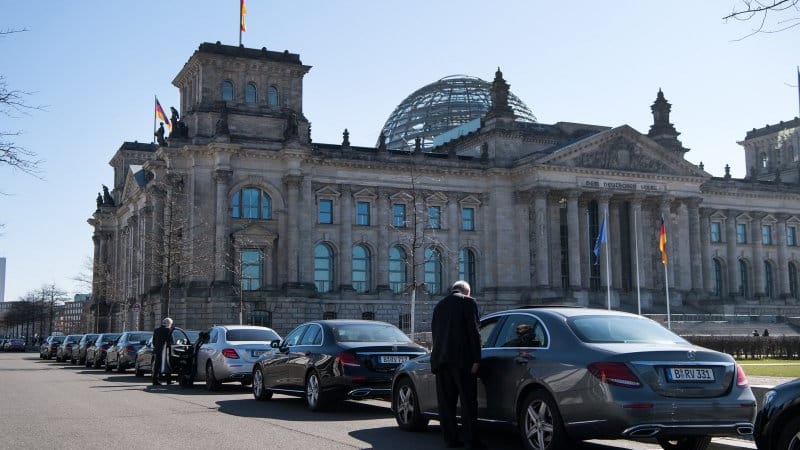 Eingeschränkte Fahrbereitschaft. Bei den Serviceleistungen für die Abgeordneten stößt der Bundestag mit deutlich mehr Abgeordneten auch mit den bisherigen Ressourcen an Grenzen: 120 Fahrzeuge würden nicht reichen, 150 halten Insider bis knapp 900 Abgeordneten für realistisch.
