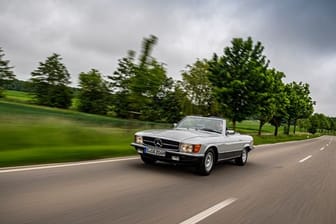 Dauerbrenner: Mercedes ließ den R 107 von 1971 bis 1989 von den Bändern rollen.
