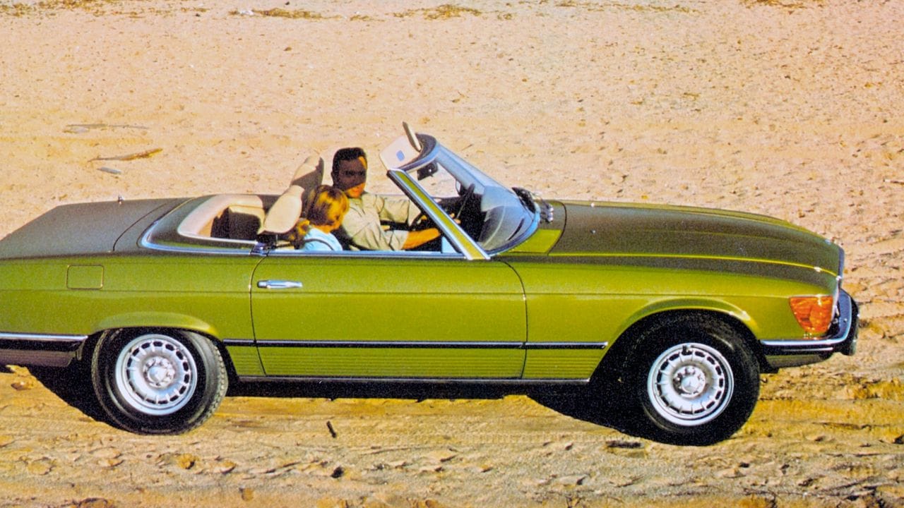 Kotzgrün, finden Sie? Ansichtssache, aber der zuweilen schrill empfundene Farbgeschmack der 1970er verschonte auch den Luxusroadster SL nicht immer.