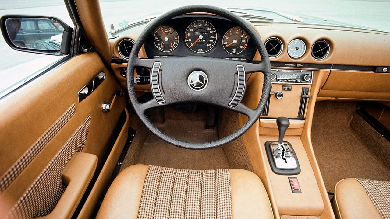 Dauerbrenner beim Design: Mit so gut ablesbaren Rundinstrumenten und Zeigern in Organge zeigten sich Mercedes-Cockpits über Jahrzehnte nahezu unverändert.