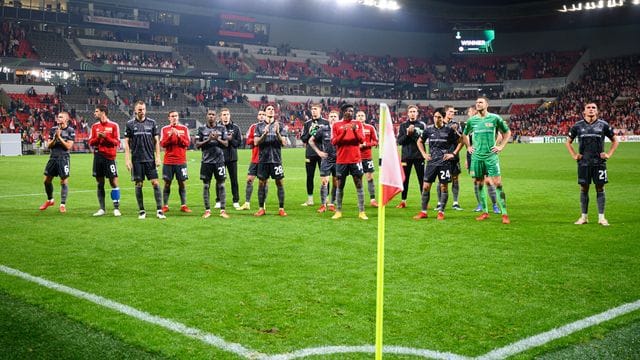 Nach dem Spiel in Prag werden die Spieler von Union Berlin trotz der Niederlage von den Fans im Gästeblock wie Sieger gefeiert. Nach dem Spiel in Prag werden die Spieler von Union Berlin trotz der Niederlage von den Fans im Gästeblock wie Sieger gefeiert.