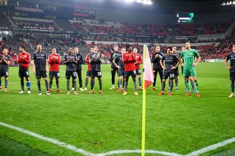 Nach dem Spiel in Prag werden die Spieler von Union Berlin trotz der Niederlage von den Fans im Gästeblock wie Sieger gefeiert.