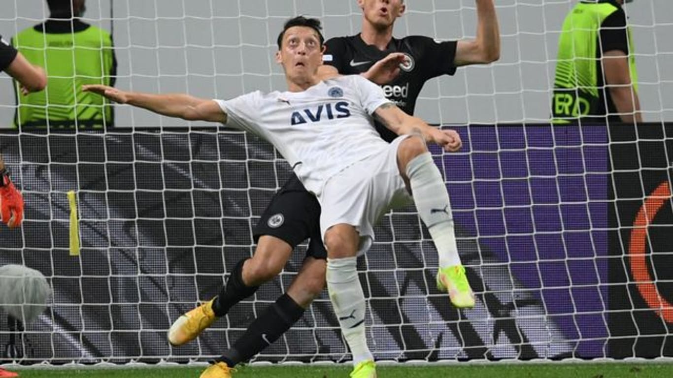 Frankfurts Erik Durm (r) und Istanbuls Mesut Özil kämpfen um den Ball.