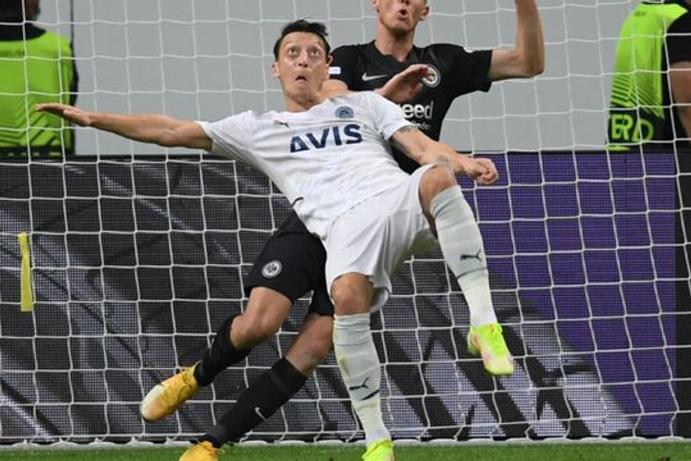 Frankfurts Erik Durm (r) und Istanbuls Mesut Özil kämpfen um den Ball.