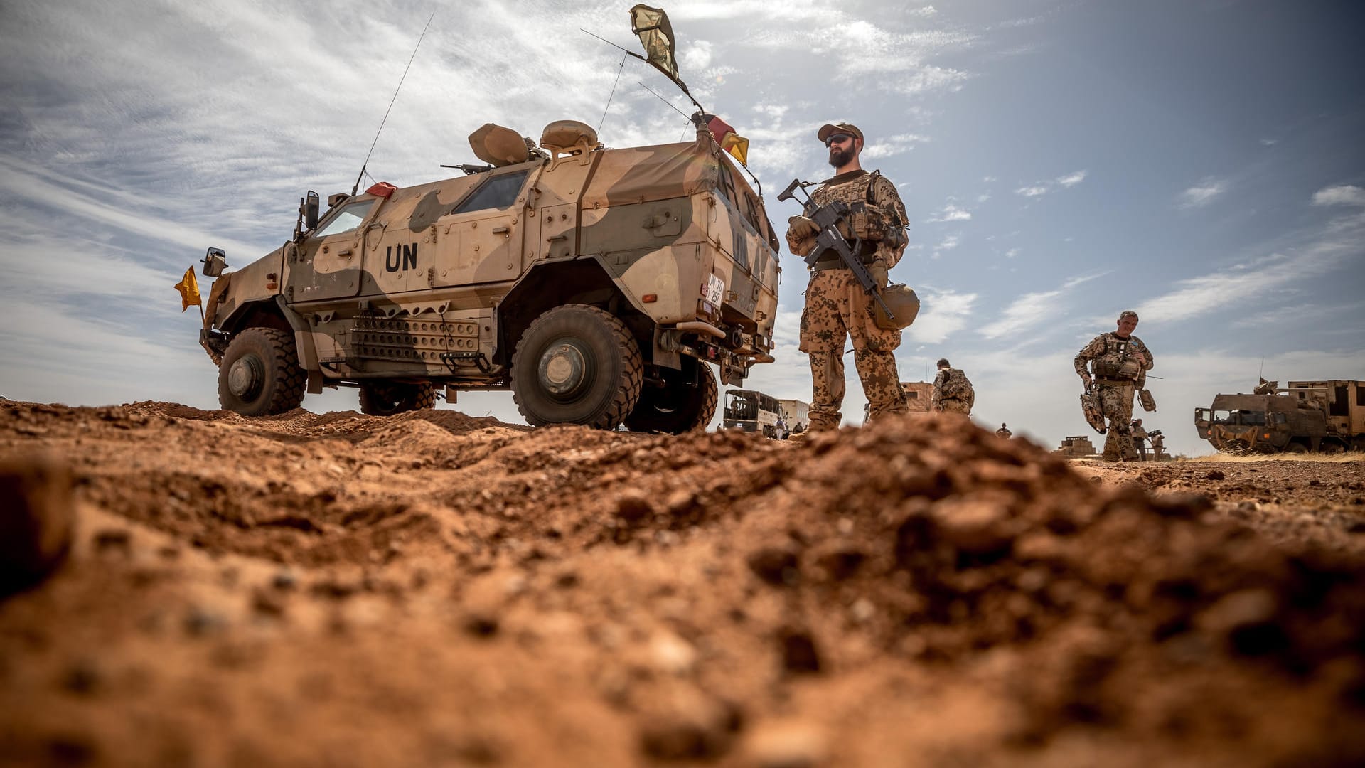 Mali, Gao: Ein Soldat der Bundeswehr steht am Flughafen nahe des Stützpunktes im Norden Malis.