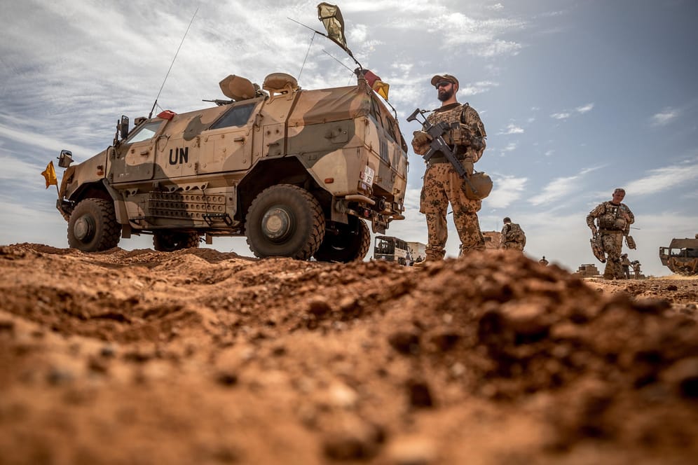 Mali, Gao: Ein Soldat der Bundeswehr steht am Flughafen nahe des Stützpunktes im Norden Malis.