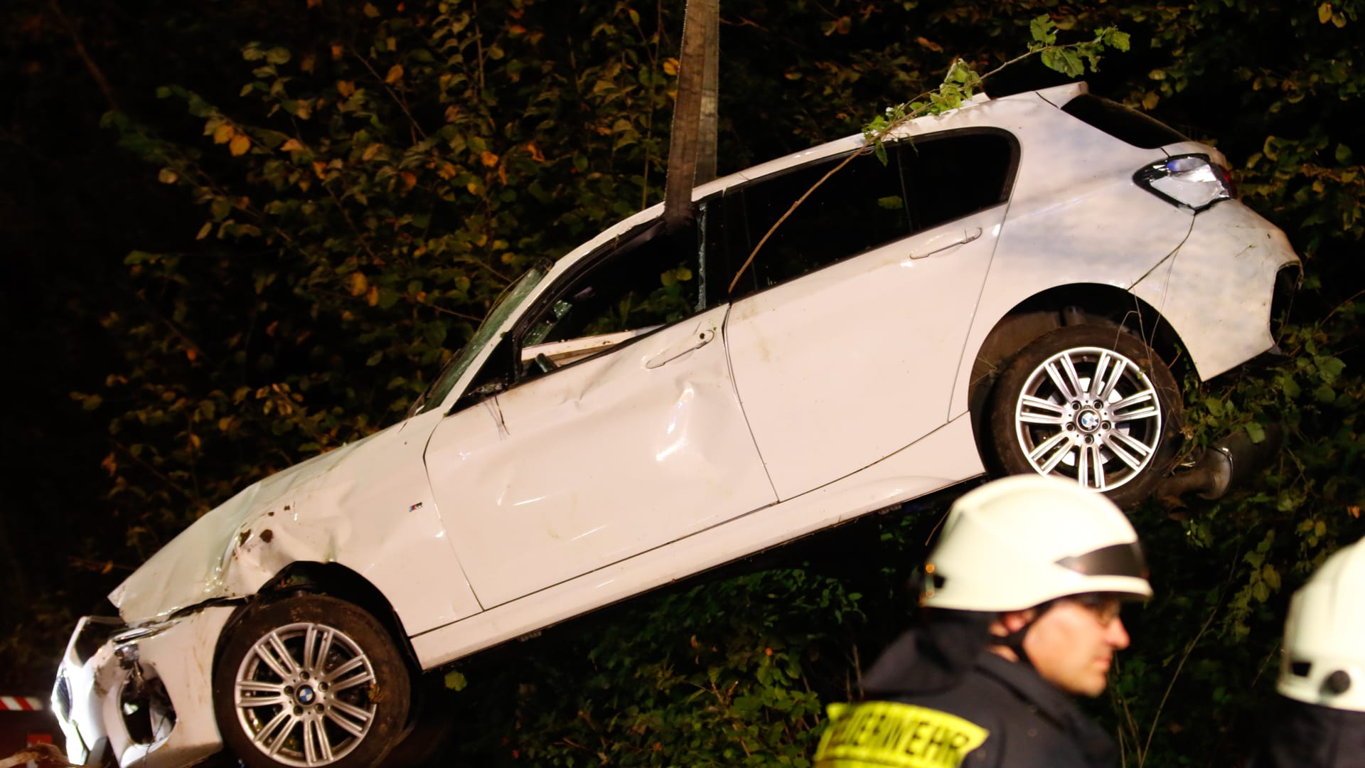 Beschädigter BMW auf der B26: Der Wagen eines 18-Jährigen wurde von der Feuerwehr abtransportiert. Beschädigter BMW auf der B26: Der Wagen eines 18-Jährigen wurde von der Feuerwehr abtransportiert.
