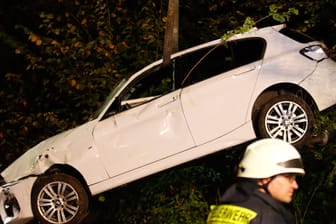 Beschädigter BMW auf der B26: Der Wagen eines 18-Jährigen wurde von der Feuerwehr abtransportiert.