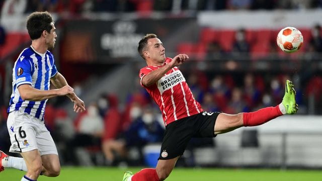 Mario Götze (r) traf für die PSV gegen San Sebastian.