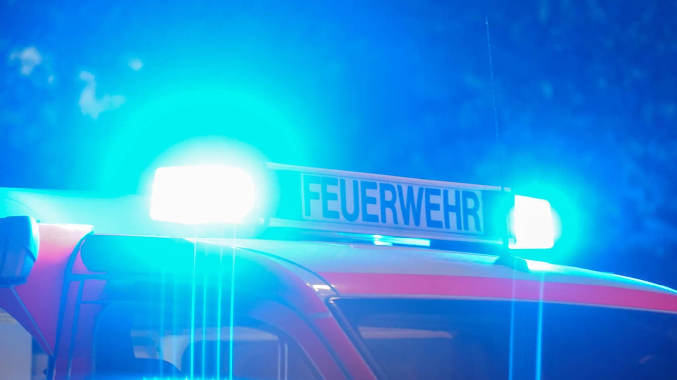 Feuerwehr in Berlin (Symbolfoto): In der Nacht ist ein Brandanschlag auf ein Gebäude der Polizei verübt worden.