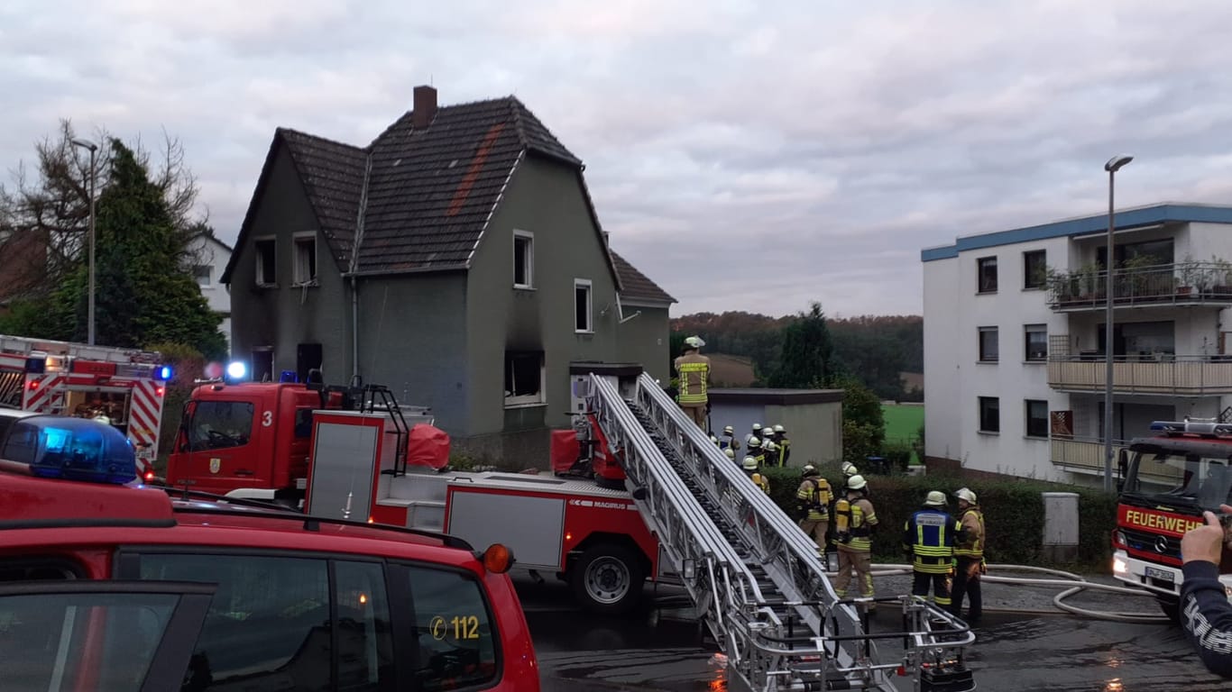 Feuerwehr im Einsatz: In einem Haus war ein Brand ausgebrochen.
