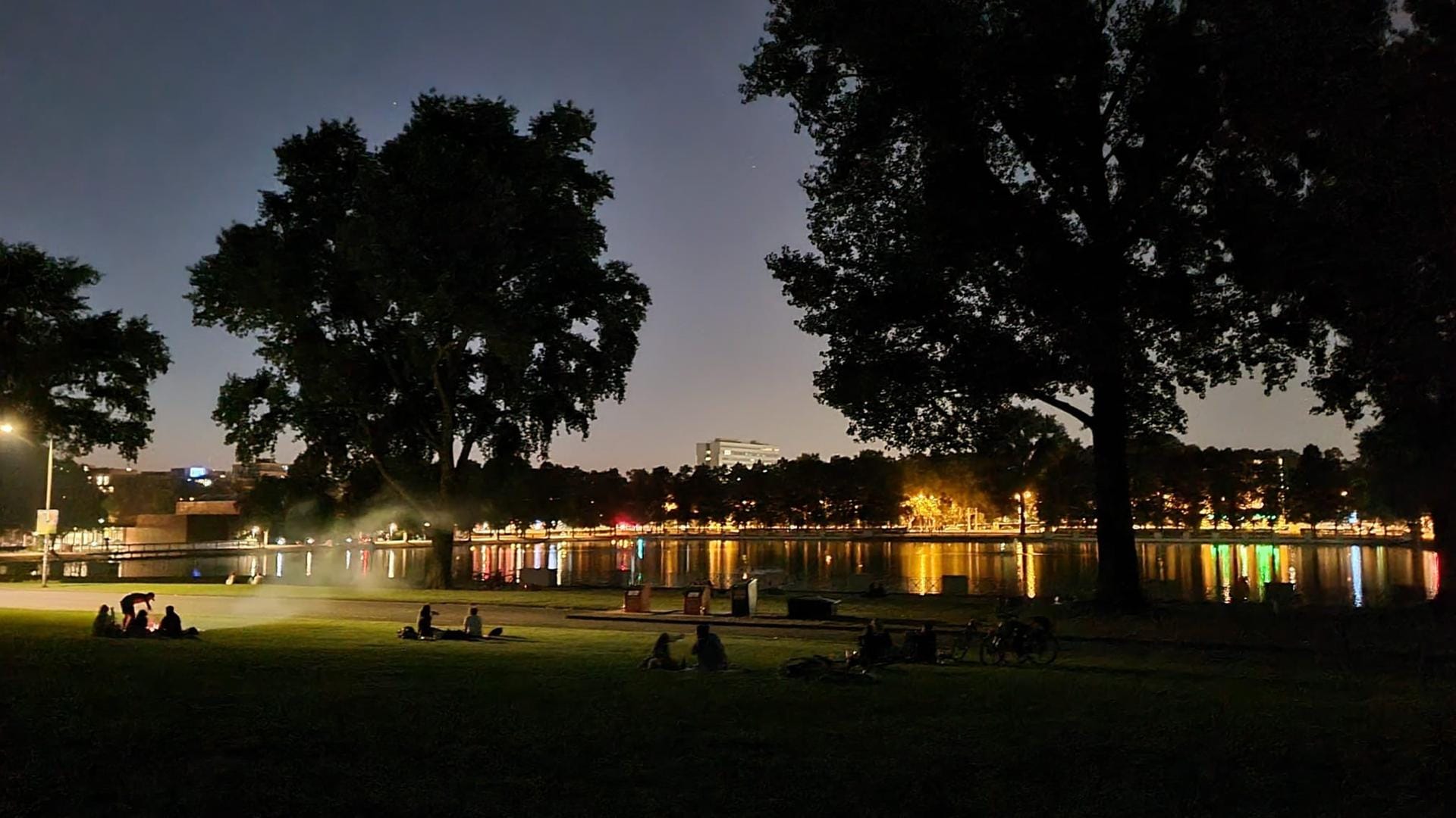 Der Aachener Weiher bei Nacht: In den vergangenen Monaten kam es hier gehäuft zu Polizeieinsätzen, bei denen immer wieder auch Einsatzkräfte attackiert wurden.