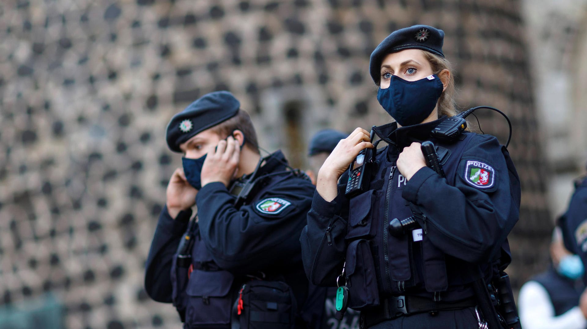 Eine Polizistin und ihr Kollege im Einsatz in Köln (Archivbild): Immer wieder werden Beamte in Dienst attackiert, im vergangenen Jahr gab es in NRW mehr als 300 schwere Körperverletzungen gegen Einsatzkräfte.