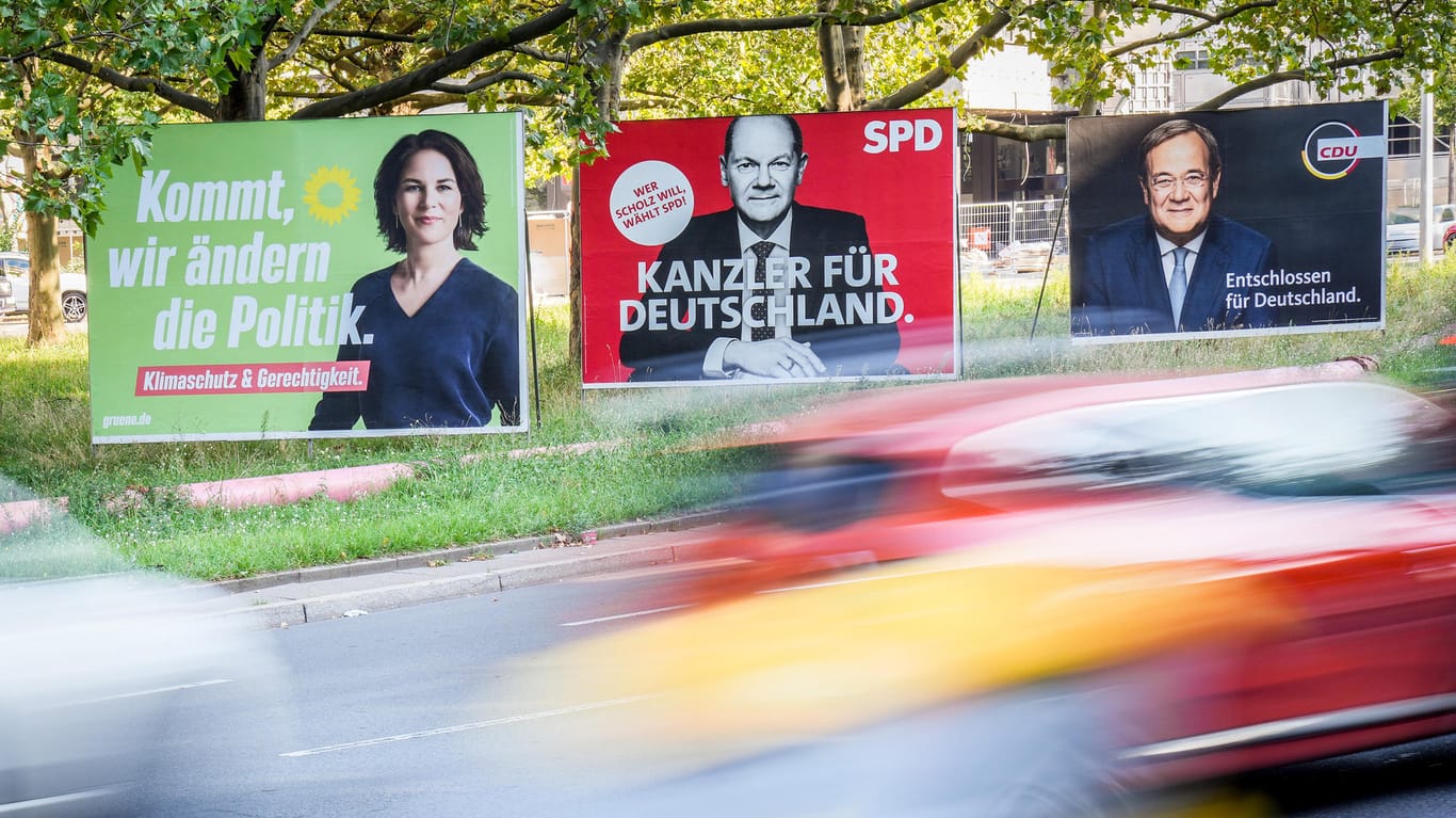 Wahlplakate von Baerbock, Scholz und Laschet: Laut einer aktuellen Umfrage hat die SPD die besten Chancen auf einen Wahlsieg am 26. September.