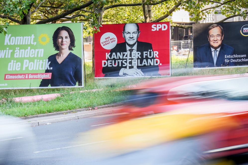 Wahlplakate von Baerbock, Scholz und Laschet: Laut einer aktuellen Umfrage hat die SPD die besten Chancen auf einen Wahlsieg am 26. September.