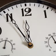 Uhr zeigt 5 vor 12 an: Die Zeiger auf dem Ziffernblatt bewegen sich nach rechts.