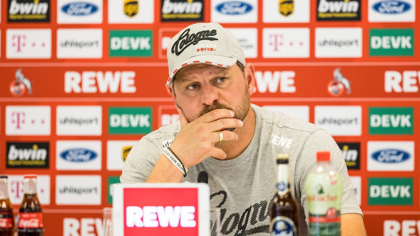 Steffen Baumgart bei einer Pressekonferenz (Archivbild): Der FC-Coach ersucht die Stadt Köln um Hilfe.