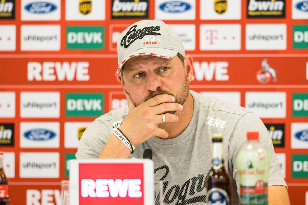 Steffen Baumgart bei einer Pressekonferenz (Archivbild): Der FC-Coach ersucht die Stadt Köln um Hilfe.